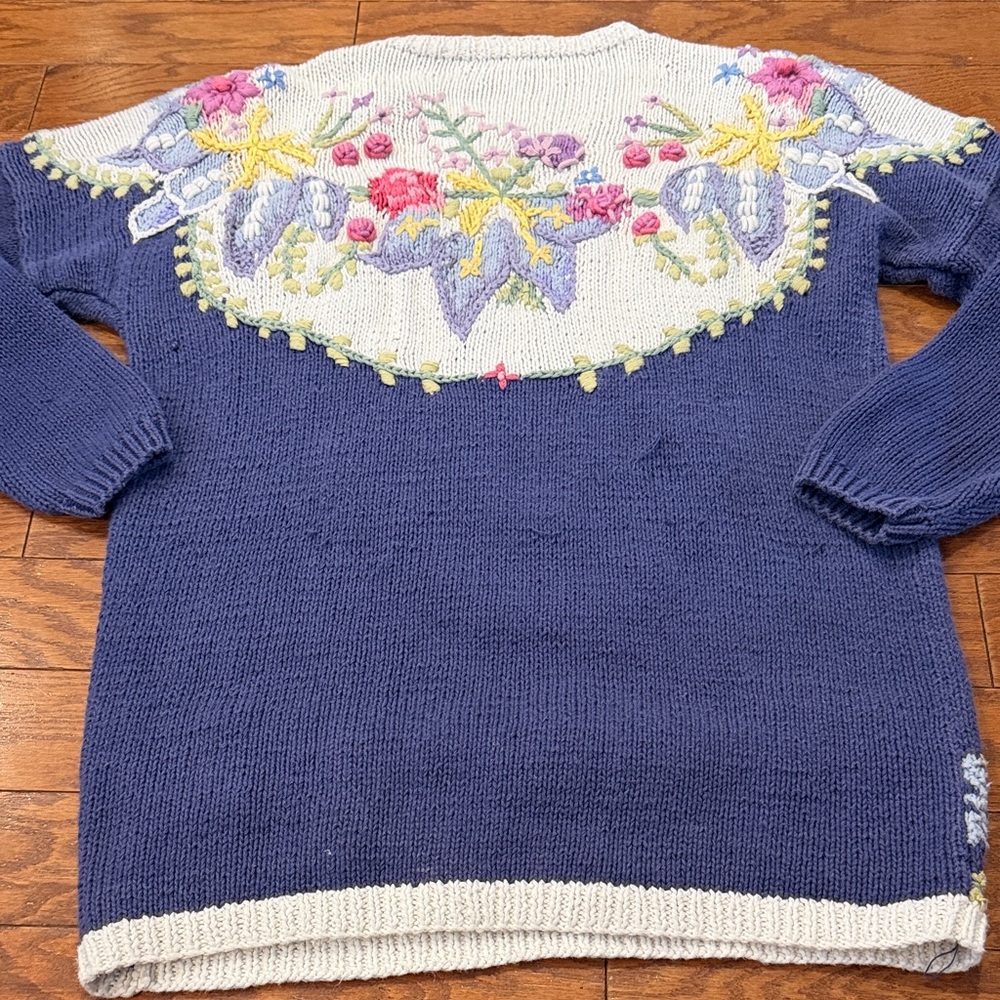 Vintage Floral Embroidered Women's Sweater - Blue and White. Hand knit - Picture 14 of 16
